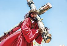 Proclamando nas ruas a vitória da Cruz