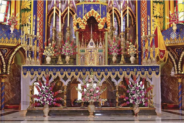 O louvor perfeito da Liturgia  posto junto ao altar