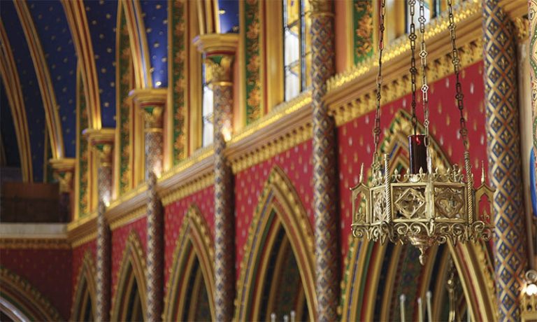 Uma lamparina aos pés do Sagrado Coração de Jesus