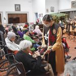 Guatemala – Visitas com a imagem do Menino Jesus ao Asilo Margarita Cruz Ruiz durante a novena de Natal (foto 1), atividades apostólicas com as crianças do Residencial La Montaña (fotos 2 e 3), apresentação musical na Paróquia Villa de Guadalupe (foto 4), e a visita com a Imagem Peregrina do Imaculado Coração de Maria ao setor de migração da Força Aérea do país (foto 5) são algumas das mais recentes atividades realizadas pelo setor feminino dos Arautos do Evangelho no país. – Foto: Gisèle Salinas