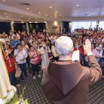 México – A devoção a Nossa Senhora, o Santo Rosário e o escapulário do Carmo foram os temas tratados no encontro Um dia com Maria, realizado na Cidade do México no dia 13 de novembro. O programa constou da celebração da Santa Missa, renovação da consagração à Santíssima Virgem e imposição do escapulário, bem como de diversas palestras. Dois dias depois, um retiro pregado na Paróquia Três Ave-Marias, em Aguascalientes, reuniu os coordenadores e participantes do Apostolado do Oratório Maria Rainha dos Corações da região. – Foto: Juan Carlos Villagómez