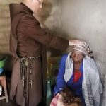 Moçambique – Dom Piergiorgio Bertoldi, Núncio Apostólico no país, administrou o Sacramento da Crisma na casa dos Arautos do Evangelho em Maputo, no dia 29 de outubro. O dia 1º de novembro esteve dedicado à visita aos doentes, para levar-lhes conforto espiritual e o Sacramento da Unção do Enfermos. – Foto: Urbano Ngoka