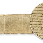 O hebraico foi o primeiro idioma utilizado pelos filhos de Abraão ao compor as Sagradas Escrituras, sendo mais tarde substituído pelo aramaico – Livro de Isaías em um dos manuscritos em hebraico encontrados no Mar Morto – Museu de Israel, Jerusalém – Foto: Reprodução