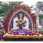 Os que buscam refugiar-se à sombra dessa bondosa senhora formam uma família de almas que se reconhecem pequeninas e contingentes – Túmulo de Dona Lucilia num dia festivo, em 1986 – Cemitério da Consolação, São Paulo – Foto: Arquivo Revista﻿﻿﻿