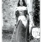 Santa Teresinha do Menino Jesus vestida como Joana d’Arc, no ano de 1895 – Foto: Reprodução﻿﻿﻿