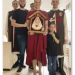 Família de Da. Patrícia, em companhia dos dois arautos que visitaram o seu lar – Foto: Reprodução﻿﻿﻿