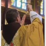 O sacerdote recebe o imenso dom de atuar na Pessoa de Cristo, fazendo suas vezes e participando de seu poder, a fim de renovar seu único sacrifício para benefício de toda a Igreja – Celebração Eucarística na Basílica Nossa Senhora do Rosário, Caieiras (SP) – Foto: Leandro Souza