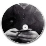 Naquele instante, Yvonne e seu confessor puderam ver a Hóstia que sangrava pousar sobre um galho de carvalho, e registraram o acontecimento por fotografia – Fotografias tiradas por Yvonne no instante em que a Hóstia pousou sobre o carvalho, nas mãos do Pe. Paul e no oratório, aos pés de Nossa Senhora – Foto: Reprodução
