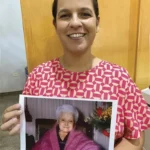 Da. Ariady Coneglian, com um pôster de Dona Lucilia – Foto: Reprodução﻿﻿﻿