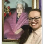 Da. Mylena junto a um quadro de Dona Lucilia – Foto: Reprodução﻿﻿﻿