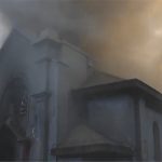 Fermo immagine di un video trasmesso dalla EWTN che mostra l’attacco alla Chiesa dell’Assunzione – Foto Riproduzione