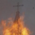 Fermo immagine di un video trasmesso dalla EWTN che mostra l’attacco alla Chiesa dell’Assunzione – Foto Riproduzione