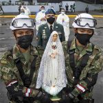 Colombia – Il 14 ottobre, i Genieri Militari dell’esercito si sono consacrati alla Vergine di Fatima a Bogotá. Sette generali, numerosi ufficiali e soldati, così come le loro famiglie, hanno partecipato alla Santa Messa. In seguito, tutti hanno portato in processione una statua della Madonna fino alla sede del comando, dove è stata intronizzata. – Foto: Álvaro Tavera
