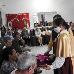 Nova Friburgo – Tra le numerose attività svolte nel mese di dicembre dal settore femminile di questa città fluminense, si distinguono la cantata natalizia tenutasi in Piazza Governador Portela, a Duas Barras (foto 1), e la visita al Centro di Attenzione agli Anziani di Cordeiro con una statua del Bambino Gesù (foto 2). – Foto: Mariana Quimas