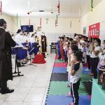 Brasile – Le suore del settore femminile degli Araldi del Vangelo hanno realizzato un concerto di Natale nel Centro Educativo Passionista Maria José di Piraquara, portando la statua di Gesù Bambino. Alla fine della presentazione, sono stati distribuiti dolci ai bambini. – Foto: Maria Letícia Cendon Finotti