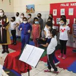 Brasile – Le suore del settore femminile degli Araldi del Vangelo hanno realizzato un concerto di Natale nel Centro Educativo Passionista Maria José di Piraquara, portando la statua di Gesù Bambino. Alla fine della presentazione, sono stati distribuiti dolci ai bambini. – Foto: Maria Letícia Cendon Finotti
