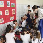 Brasile – Le suore del settore femminile degli Araldi del Vangelo hanno realizzato un concerto di Natale nel Centro Educativo Passionista Maria José di Piraquara, portando la statua di Gesù Bambino. Alla fine della presentazione, sono stati distribuiti dolci ai bambini. – Foto: Maria Letícia Cendon Finotti