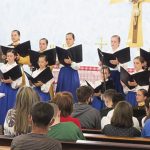 Brasile – Su invito del parroco della Chiesa di Santa Lucia, a Bragança Paulista, situata nell’omonimo quartiere, un ensemble musicale composto da membri del settore femminile degli Araldi del Vangelo ha eseguito un concerto in onore del Bambino Gesù, colmando intensamente i presenti di grazie natalizie. – Foto: Esther Pinales