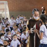 Colombia – Il 22 febbraio, diciassette nuovi cooperatori hanno ricevuto la cappa in una cerimonia tenuta nella casa degli Araldi a Medellin. Il 23, alcuni missionari dei settori maschile e femminile di quella città hanno visitato le scuole Fernando González, José Manuel Restrepo Vélez e Alejandro Vélez Barrientos. – Foto: María Paz Miracca