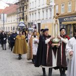 Austria – La parrocchia San Giuseppe, a Vienna, frequentata da un buon numero di ispanofoni, ha invitato gli Araldi di Spagna e Portogallo a celebrare il triduo del santo patrono realizzando una Missione Mariana nel loro territorio. Messe in tedesco e spagnolo sono state celebrate nella chiesa matrice (foto 2). Ci sono stati momenti riservati alla venerazione della Statua Pellegrina e il sabato si è recitato il Rosario dell’Aurora percorrendo le strade della parrocchia (foto 1). Sono state visitate numerose residenze (foto 3 e 4) e i missionari non hanno dimenticato le persone bisognose che vivono sotto il ponte Praterstern (foto 5). – Foto: Antonio Carneiro / Hugo Alves