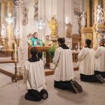 Austria – La parrocchia San Giuseppe, a Vienna, frequentata da un buon numero di ispanofoni, ha invitato gli Araldi di Spagna e Portogallo a celebrare il triduo del santo patrono realizzando una Missione Mariana nel loro territorio. Messe in tedesco e spagnolo sono state celebrate nella chiesa matrice (foto 2). Ci sono stati momenti riservati alla venerazione della Statua Pellegrina e il sabato si è recitato il Rosario dell’Aurora percorrendo le strade della parrocchia (foto 1). Sono state visitate numerose residenze (foto 3 e 4) e i missionari non hanno dimenticato le persone bisognose che vivono sotto il ponte Praterstern (foto 5). – Foto: Antonio Carneiro / Hugo Alves