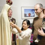 Austria – La parrocchia San Giuseppe, a Vienna, frequentata da un buon numero di ispanofoni, ha invitato gli Araldi di Spagna e Portogallo a celebrare il triduo del santo patrono realizzando una Missione Mariana nel loro territorio. Messe in tedesco e spagnolo sono state celebrate nella chiesa matrice (foto 2). Ci sono stati momenti riservati alla venerazione della Statua Pellegrina e il sabato si è recitato il Rosario dell’Aurora percorrendo le strade della parrocchia (foto 1). Sono state visitate numerose residenze (foto 3 e 4) e i missionari non hanno dimenticato le persone bisognose che vivono sotto il ponte Praterstern (foto 5). – Foto: Antonio Carneiro / Hugo Alves