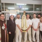 Spagna – Durante il mese di aprile, missionari hanno percorso le Parrocchie di Nostra Signora dell’Immacolata Concezione di Herencia e Cartagena, portando la Statua Pellegrina del Cuore Immacolato di Maria nelle case, nelle scuole e negli stabilimenti commerciali. Nel mese di febbraio, un gruppo di centotrenta persone ha fatto la solenne consacrazione alla Santissima Vergine in cerimonie realizzate nella Parrocchia di Nostra Signora delle Grazie a Barcellona e nella Parrocchia di San Juan de los Panetes a Saragozza. – Foto: Eric Salas