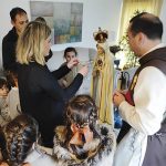 Spagna – Durante il mese di aprile, missionari hanno percorso le Parrocchie di Nostra Signora dell’Immacolata Concezione di Herencia e Cartagena, portando la Statua Pellegrina del Cuore Immacolato di Maria nelle case, nelle scuole e negli stabilimenti commerciali. Nel mese di febbraio, un gruppo di centotrenta persone ha fatto la solenne consacrazione alla Santissima Vergine in cerimonie realizzate nella Parrocchia di Nostra Signora delle Grazie a Barcellona e nella Parrocchia di San Juan de los Panetes a Saragozza. – Foto: Eric Salas