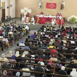 Mozambico – Celebrazione della Vigilia di Pentecoste nella parrocchia di San Gabriele, dei Padri Serviti, processione del Corpus Domini e Messe domenicali nella Comunità di San Giuseppe di Matola-Gare: queste sono state alcune delle attività pastorali realizzate negli ultimi mesi dagli araldi del Paese. Nel mese di maggio, trecento bambini della Comunità San Vincenzo hanno ricevuto lo scapolare di Nostra Signora del Carmine e un nuovo gruppo di fedeli ha fatto la consacrazione come schiavi d’amore della Vergine, secondo il metodo di San Luigi Maria Grignion de Montfort. – Foto:  Nicol Langa