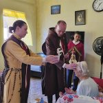 Brasile – Le case vicine alla Cappella del Monte Calvario della Parrocchia Nostra Signora delle Grazie di Mairiporã hanno ricevuto il 28 maggio la visita della Statua Pellegrina del Cuore Immacolato di Maria. Il sacerdote araldo che l’accompagnava ha benedetto le case e ha amministrato il Sacramento dell’Unzione degli Infermi a chi ne aveva bisogno. – Foto:  Isabel Sousa