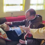Brasile – Le case vicine alla Cappella del Monte Calvario della Parrocchia Nostra Signora delle Grazie di Mairiporã hanno ricevuto il 28 maggio la visita della Statua Pellegrina del Cuore Immacolato di Maria. Il sacerdote araldo che l’accompagnava ha benedetto le case e ha amministrato il Sacramento dell’Unzione degli Infermi a chi ne aveva bisogno. – Foto:  Isabel Sousa