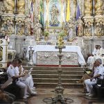 Brasile – La Messa di Pasqua dei militari di Salvador, Bahia, presieduta da Mons. Sérgio da Rocha, Arcivescovo Metropolita, nella Basilica di Nostra Signora della Concezione di Praia, ha visto la partecipazione del coro degli Araldi, che ha anche aiutato nel cerimoniale liturgico. Il 13 maggio, Il Consigliere Comunale Alexandre Aleluia ha consacrato la città al Cuore Immacolato di Maria nella sede municipale. Il giorno successivo, sedici fedeli sono stati cresimati da Mons. Marco Eugenio Galrão Leite de Almeida, Vescovo Ausiliare di Salvador, nella casa degli Araldi a Lauro de Freitas, dove tutti i mesi si realizza la Comunione riparatrice del primo sabato. – Foto: Felipe Cedraz