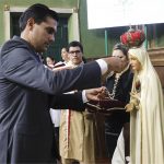 Brasile – La Messa di Pasqua dei militari di Salvador, Bahia, presieduta da Mons. Sérgio da Rocha, Arcivescovo Metropolita, nella Basilica di Nostra Signora della Concezione di Praia, ha visto la partecipazione del coro degli Araldi, che ha anche aiutato nel cerimoniale liturgico. Il 13 maggio, Il Consigliere Comunale Alexandre Aleluia ha consacrato la città al Cuore Immacolato di Maria nella sede municipale. Il giorno successivo, sedici fedeli sono stati cresimati da Mons. Marco Eugenio Galrão Leite de Almeida, Vescovo Ausiliare di Salvador, nella casa degli Araldi a Lauro de Freitas, dove tutti i mesi si realizza la Comunione riparatrice del primo sabato. – Foto: Felipe Cedraz