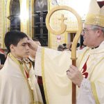 Brasile – La Messa di Pasqua dei militari di Salvador, Bahia, presieduta da Mons. Sérgio da Rocha, Arcivescovo Metropolita, nella Basilica di Nostra Signora della Concezione di Praia, ha visto la partecipazione del coro degli Araldi, che ha anche aiutato nel cerimoniale liturgico. Il 13 maggio, Il Consigliere Comunale Alexandre Aleluia ha consacrato la città al Cuore Immacolato di Maria nella sede municipale. Il giorno successivo, sedici fedeli sono stati cresimati da Mons. Marco Eugenio Galrão Leite de Almeida, Vescovo Ausiliare di Salvador, nella casa degli Araldi a Lauro de Freitas, dove tutti i mesi si realizza la Comunione riparatrice del primo sabato. – Foto: Felipe Cedraz