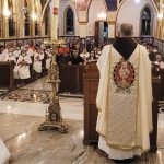 Brasile – La Messa di Pasqua dei militari di Salvador, Bahia, presieduta da Mons. Sérgio da Rocha, Arcivescovo Metropolita, nella Basilica di Nostra Signora della Concezione di Praia, ha visto la partecipazione del coro degli Araldi, che ha anche aiutato nel cerimoniale liturgico. Il 13 maggio, Il Consigliere Comunale Alexandre Aleluia ha consacrato la città al Cuore Immacolato di Maria nella sede municipale. Il giorno successivo, sedici fedeli sono stati cresimati da Mons. Marco Eugenio Galrão Leite de Almeida, Vescovo Ausiliare di Salvador, nella casa degli Araldi a Lauro de Freitas, dove tutti i mesi si realizza la Comunione riparatrice del primo sabato. – Foto: Felipe Cedraz