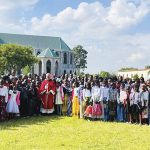 Casa degli Araldi in Matola – Mozambico – I fedeli della comunità di Sant’Isidoro, a Matola, hanno ricevuto dalle mani di Don Santiago Canals, EP, lo scapolare di Nostra Signora del Carmelo. Nello stesso periodo, bambini di vari gruppi di catechesi hanno visitato la casa degli Araldi in città e hanno partecipato alla Santa Messa. – Foto: Nicol Langa