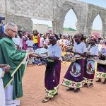Mozambico – In occasione della memoria liturgica di San Francesco d’Assisi, patrono della provincia di Zambezia, si tengono celebrazioni religiose, nel Paese, alle quali partecipano moltissimi fedeli. Una di queste ha avuto luogo il 9 ottobre, nella Quasi-Parrocchia di San Giuseppe a Matola-Gare, diocesi di Maputo. – Foto: Urbano Ngoka