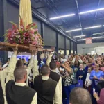 R273-AM-026_Araldi alla ExpoCattolica_Brasile_Processione nei padiglioni di ExpoCattolica_San Paolo_Foto-Rodrigo Azevedo