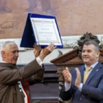 R274-AM-007_Monsignor João riceve la Medaglia Tiradentes_Brasile (Rio de Janeiro)_Medaglia Tiradentes_Assemblea Legislativa di Rio de Janeiro_Foto-David Ayusso