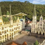 Complesso della Casa di Formazione Thabor, Caieiras (Brasile).  A sinistra, l’edificio Trionfo Mariano; a destra, la Basilica di  Nostra Signora del Rosario – Foto: Gustavo Kralj