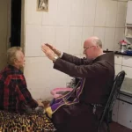 Amministrazione dell’Estrema Unzione durante una visita alle case dei parrocchiani – Foto: Parrocchia Gesù Buon Pastore