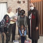 Brasil – Durante el mes de julio, los Heraldos de Juiz de Fora llevaron a cabo el reparto de cestas básica entre las familias necesitadas del barrio Vila Ideal. Además del auxilio material, no faltó la indispensable asistencia espiritual. – Fotos: Arnaldo Tadeu Silva