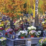 Cementerios polacos adornados con flores y luces, con ocasión del día de los difuntos – Foto: Pixabay License