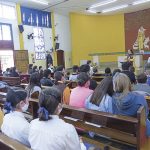 Brasil – El 9 de octubre, misioneras de los Heraldos del Evangelio visitaron la parroquia San Francisco Javier, en la zona norte de São Paulo, a fin de dar una conferencia sobre el Rosario, con escenificaciones teatrales, para los niños de la catequesis. También se rezó el Rosario y hubo Misa. – Foto: Esther Pinales