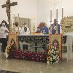 Brasil – El párroco de la iglesia de Nuestra Señora del Carmen, de Itaquaquecetuba, invitó al coro y orquesta del seminario mayor de los Heraldos para abrillantar la solemnidad de la patrona de Brasil, el 12 de octubre. Al final de la Misa se llevó a cabo una procesión por las calles adyacentes, con el rezo del Rosario y cantos religiosos. – Foto: José Luis de Zayas