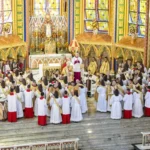 Vestidura y entrega del libro de los santos evangelios – Brasil – Basílica de Nuestra Señora del Rosario – Caieiras – Foto: Stephen Nami