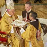 Vestidura y entrega del libro de los santos evangelios – Brasil – Basílica de Nuestra Señora del Rosario – Caieiras – Foto: Stephen Nami