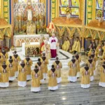 Vestidura y entrega del libro de los santos evangelios – Brasil – Basílica de Nuestra Señora del Rosario – Caieiras – Foto: Stephen Nami